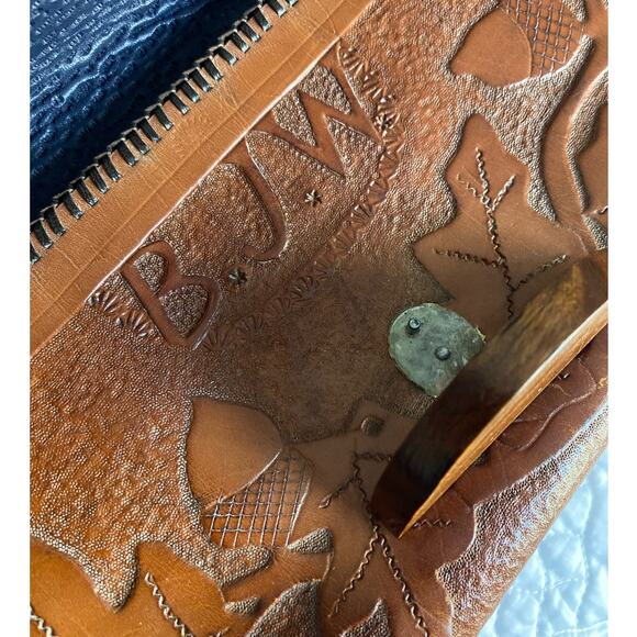 Vintage tooled leather clutch/large leather clutch /tooled leaf purse/70's boho - Picture 4 of 9